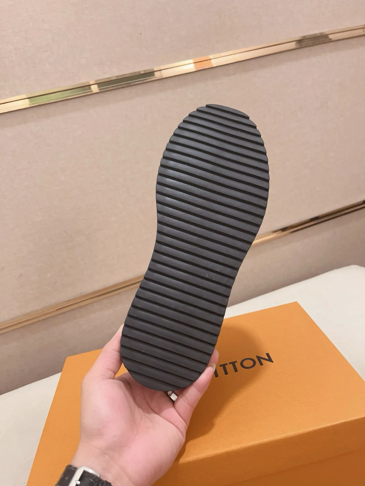 Men's shoes💰 400💰Louis Vuitton (Louis Vuitton/LV) top 🔍🔍 new models are on sale at the same time, the upper 🇮🇹 imported first-layer cowhide from Italy, fully imported sheepskin lining 💪💪, completely 1⃣️ to 1 ⃣️Re-engraved🇮🇹💪💪, ⚠Sole: The original sole is specially provided by the original factory, the exclusive movable molded sole is super comfortable, ⚠The original factory follows the order, 🔍🔍high quality, you can enter and exit the counter at will, welcome to compare⚠. Code number: 38-44. Can be customized for 45 non-refundable!